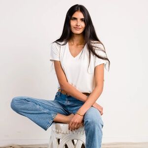 Able Clothing NWT Meghan Drapey V-Neck Tee